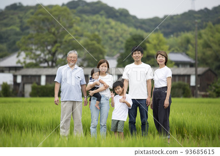 A group photo of a family returning to their hometown during summer vacation, taken on a footpath in the countryside 93685615