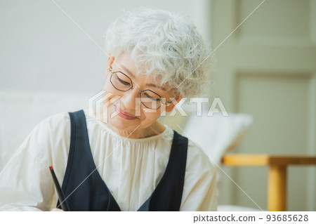 Woman writing a letter 93685628