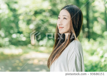 一位因感冒而頭髮飄揚的日本女性(微笑、個人資料、旅行) 一位因感冒而頭髮飄揚的日本女性(微笑、個人資料、旅行) 93686151