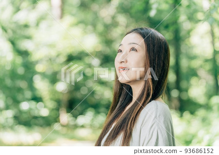 清新自然的日本女性(微笑、側面) 清新自然的日本女性(微笑、側面) 93686152