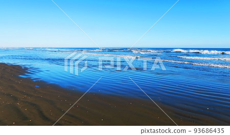 Scenery of the sea and waves at the Prince's Beach in Sanmu City, Chiba Prefecture (photographed in November 2021) 93686435