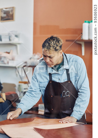 Leatherworking Artisan In Shop Leatherworking Artisan In Shop 93686923