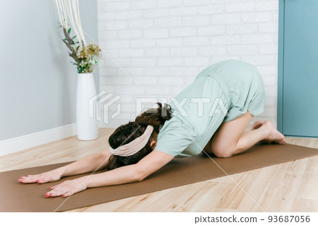 日本時尚女性在家做瑜伽、普拉提和伸展運動（貓式） 93687056