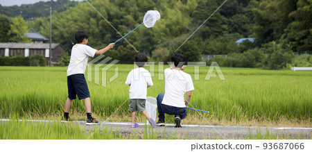 暑假 親子到鄉下採蟲 返鄉 稻田間小道上合影 採蜻蜓 93687066