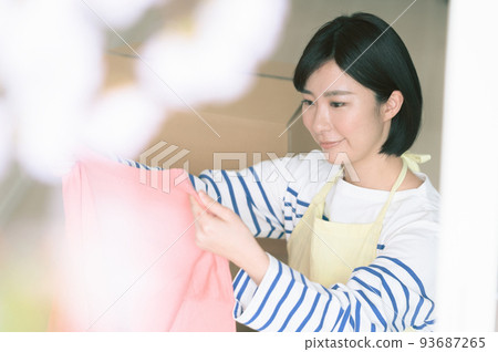 一個女人把衣服放進紙板箱 93687265