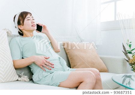 Asian woman who has labor pain and calls (abdominal pain, gastroenteritis, food poisoning) 93687351