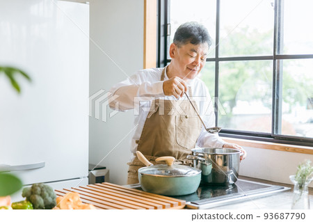 做燉菜的老人(家務/老人) 做燉菜的老人(家務/老人) 93687790