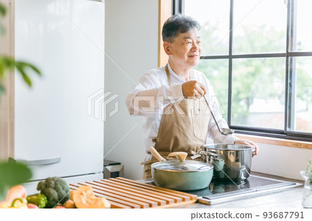 做燉菜的老人(家務/老人) 做燉菜的老人(家務/老人) 93687791