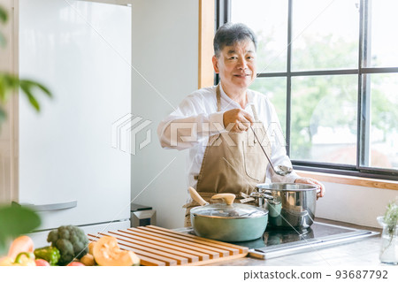 做燉菜的老人(家務/老人) 做燉菜的老人(家務/老人) 93687792