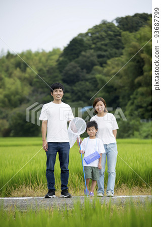 時隔一段時間第一次回家,與父母和孩子在農村稻田的人行道上拍攝 時隔一段時間第一次回家,與父母和孩子在農村稻田的人行道上拍攝 93687799