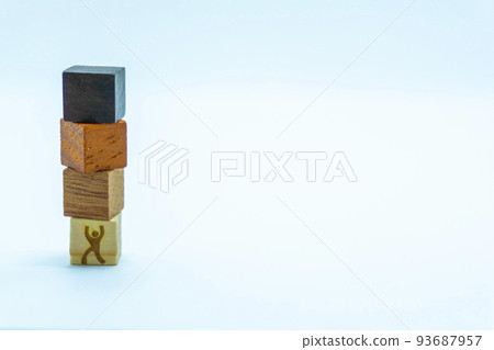 辛勤工作的人在白色背景上舉起一堆樹木塊 辛勤工作的人在白色背景上舉起一堆樹木塊 93687957