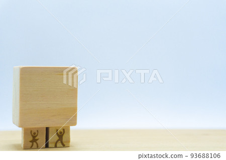 男女合力抬左大木方的圖片素材 男女合力抬左大木方的圖片素材 93688106