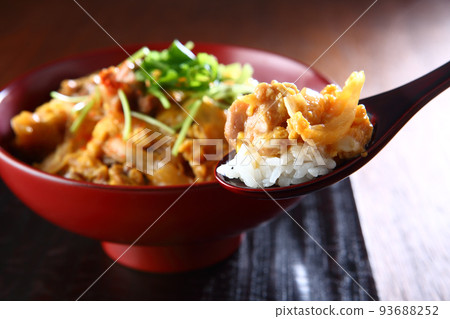 漆器上的親子丼 93688252