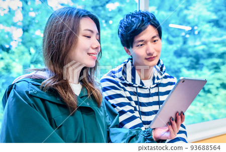 年輕人在徒步小屋檢查路線 93688564