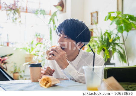 一個人吃一個漢堡包 93688686