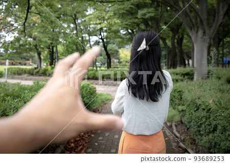 一個男人襲擊女人的罪行 93689253