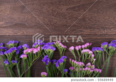 木桌上的一排雙色豹花 93689449