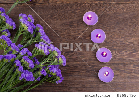 木桌上的紫色喇叭花和蠟燭 93689450