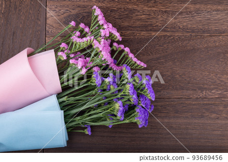 木桌上的紫羅蘭色和紅紫色金槍魚花束 93689456