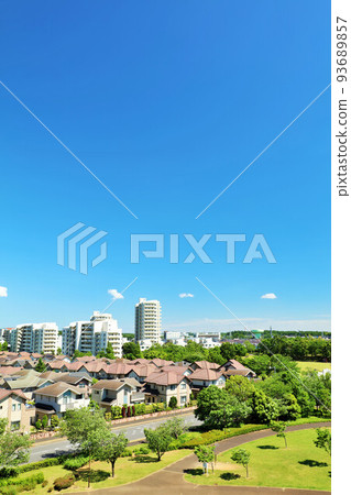 新夏天藍天和城市的風景 93689857