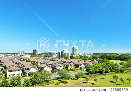 新夏天藍天和城市的風景 新夏天藍天和城市的風景 93689859