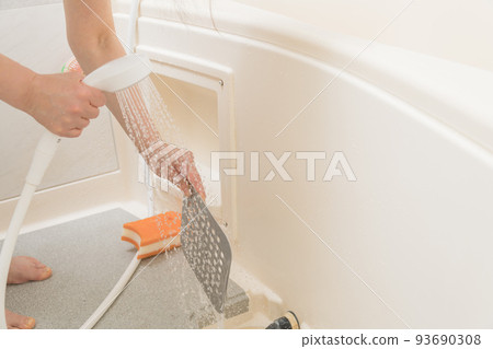 [Middle housewife cleaning the bath, showering] 93690308