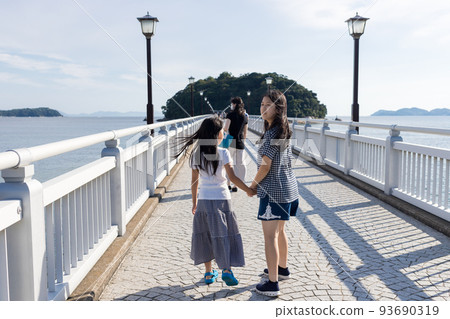 A family of three visiting Takeshima sightseeing spots in Gamagori in summer 93690319