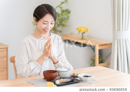 Middle women who eat (cooking, breakfast, self-catering, Japanese food, health) Middle women who eat (cooking, breakfast, self-catering, Japanese food, health) 93690859