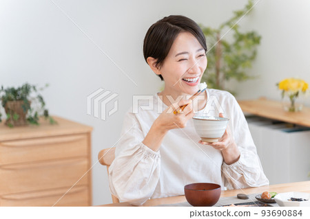 Middle women who eat (cooking, breakfast, self-catering, Japanese food, health) 93690884
