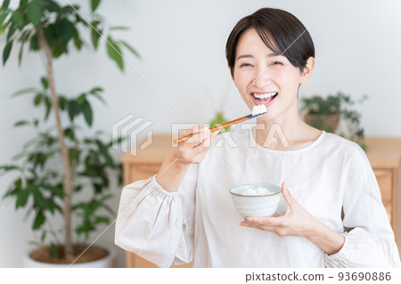 吃的中年婦女（做飯、早餐、自炊、日本料理、健康） 93690886