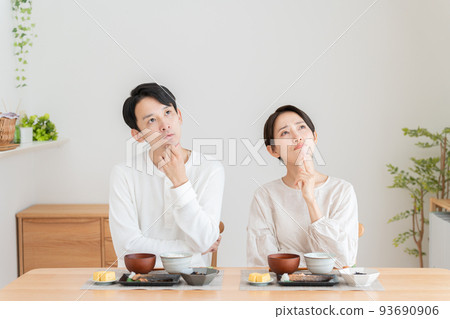 Couple to eat (cooking, breakfast, self-catering, Japanese food, health, couple) 93690906