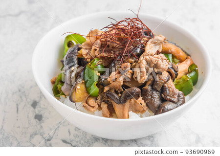Rice bowl with pork and summer vegetables Rice bowl with pork and summer vegetables 93690969