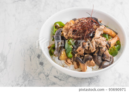 Rice bowl with pork and summer vegetables Rice bowl with pork and summer vegetables 93690971