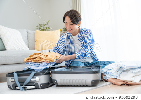 Middle women preparing for a trip (packing, luggage, business trip, girls' trip, travel) Middle women preparing for a trip (packing, luggage, business trip, girls' trip, travel) 93692298