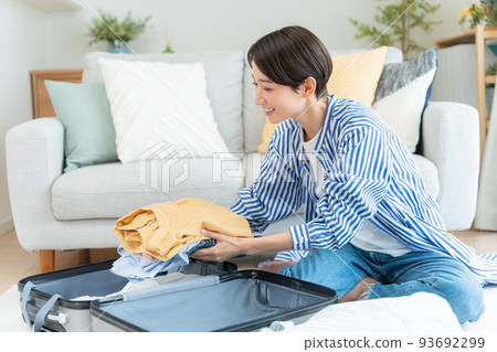 Middle women preparing for a trip (packing, luggage, business trip, girls' trip, travel) Middle women preparing for a trip (packing, luggage, business trip, girls' trip, travel) 93692299