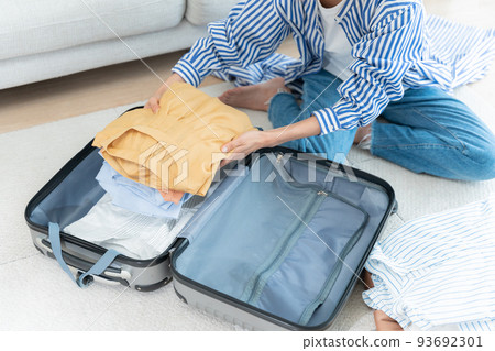 Middle women preparing for a trip (packing, luggage, business trip, girls' trip, travel) 93692301