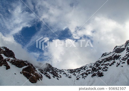 [Matsumoto City, Nagano Prefecture, May] The view from the Karasawa Hutte tent site: the Hotaka mountain range and rolling clouds 93692307