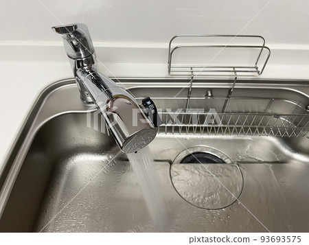 自來水像淋浴一樣流動 93693575