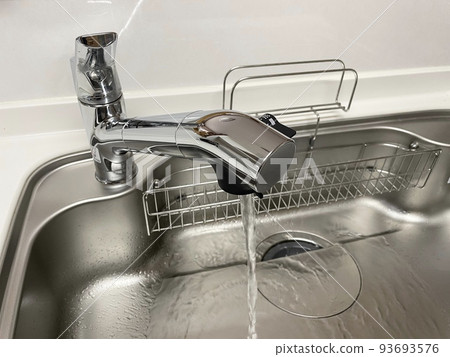 A sink with a straight water purifier 93693576