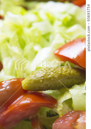 Lettuce salad with tomato and pickles Lettuce salad with tomato and pickles 93693754