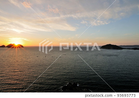 禦尾川觀景台的落日（眺望黑島和高島）[和歌山縣由良町] 93693773