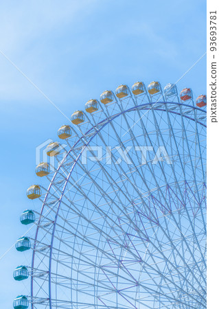 映照藍天的摩天輪“宇宙時鐘”[神奈川縣橫濱市] 93693781