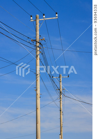 電線桿和電線在藍天畫線圖 電線桿和電線在藍天畫線圖 93694338
