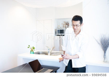 一名男子在餐廳工作時在智能手機上收集信息，同時促進血液流動 93694508