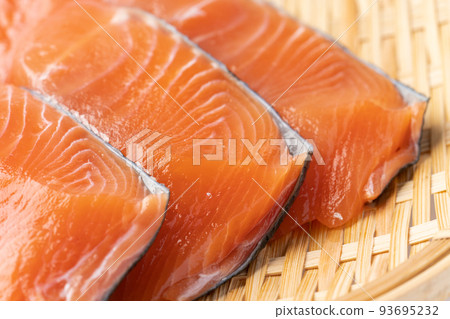 Fresh autumn salmon fillet Fresh autumn salmon fillet 93695232