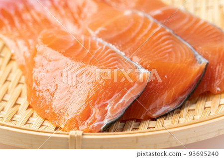 新鮮的秋季鮭魚片 93695240