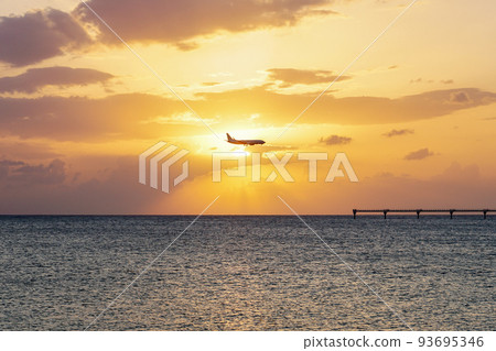 Approach lights leading to Naha Airport against the background of the setting sun over the East China Sea (Okinawa Prefecture) 93695346