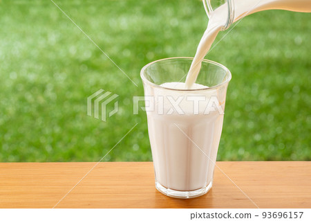 倒牛奶 倒牛奶 93696157