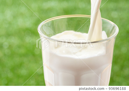倒牛奶 93696188