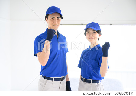 工作人員配合移動拳頭姿勢的形象 93697017
